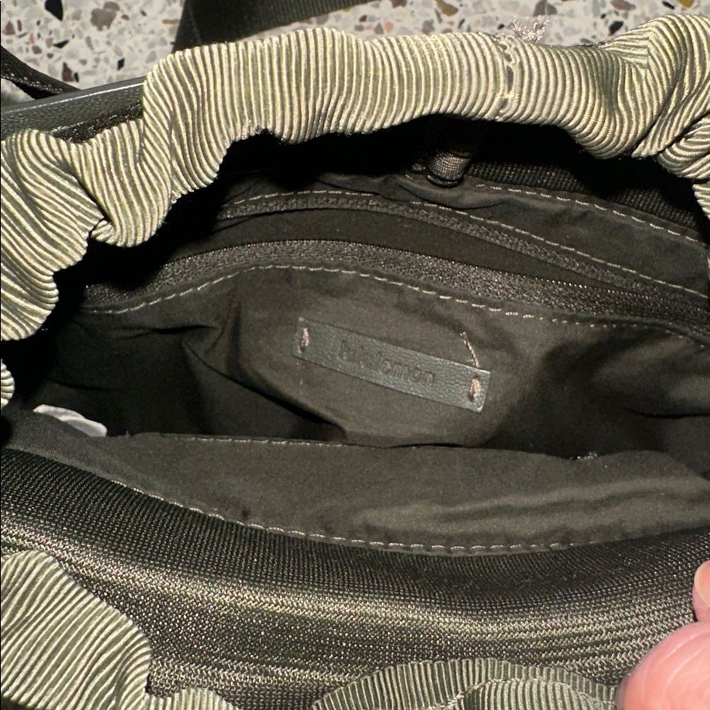 Lululemon all set mini bucket crossbody bag dark olive green - Picture 5 of 6